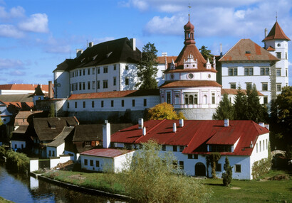 Zámek Jindřichův Hradec, pohled přes řeku Nežárku z uličky Nové Stavení