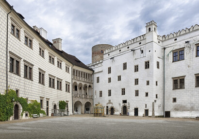III. nádvoří jindřichohradeckého zámku, zleva Španělské křídlo, Malé arkády, Gotický palác